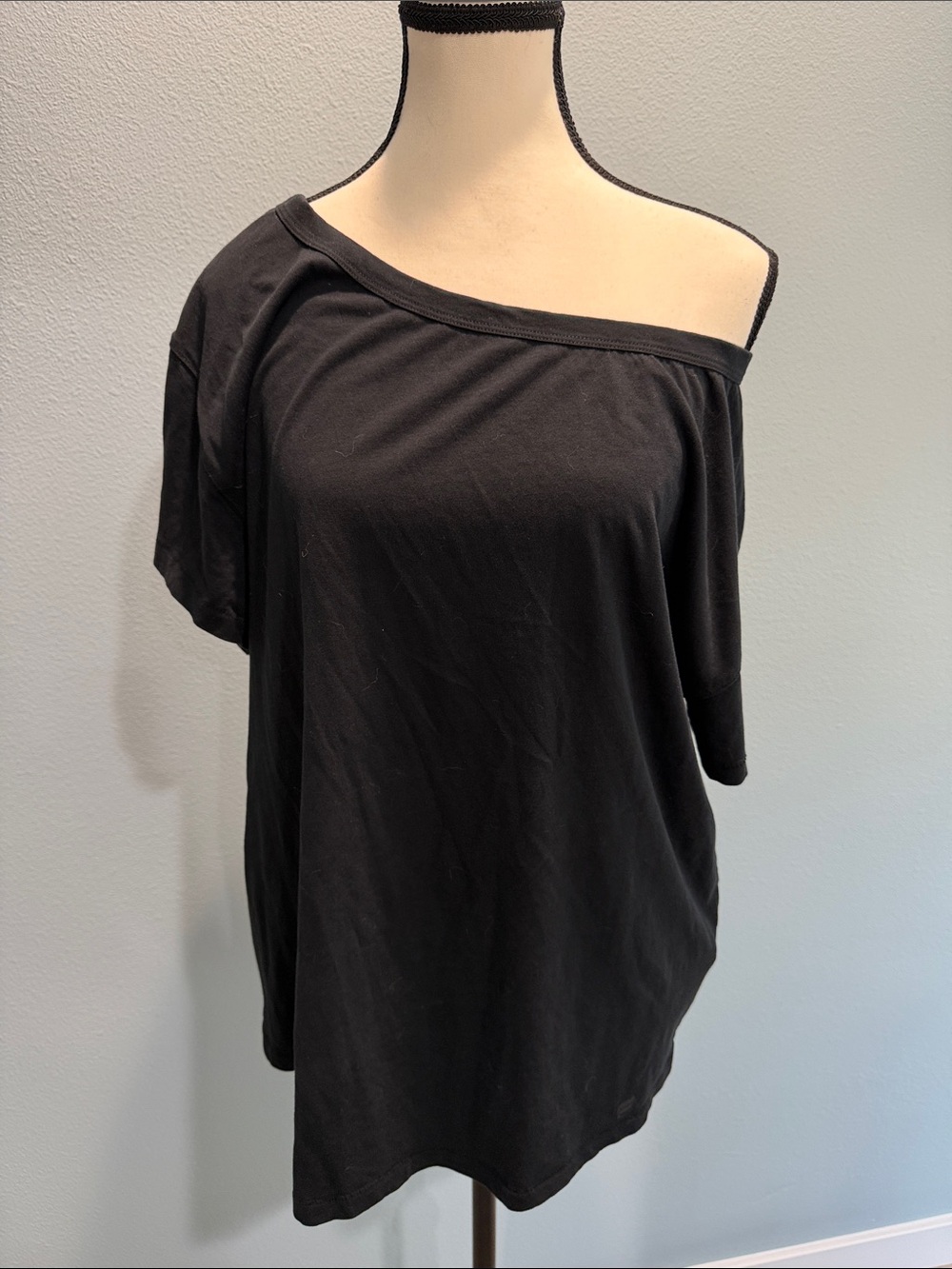 Fabletics Off-Shoulder Black Short Sleeve Tee